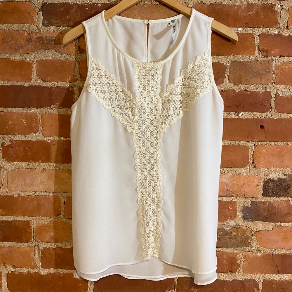 Andree off white blouse w/ lace detail - M